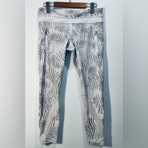 Lululemon Inspire Tight II
Palm Camo White Nimbus Great Condition - Picture 6 of 10